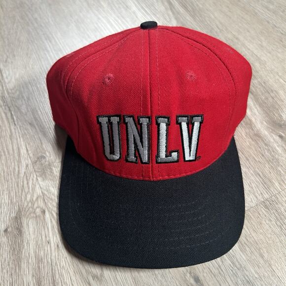 Vintage UNLV Runnin Rebels Hat Fitted 7 1/4 Red‎ College Black Wool Made in USA - Picture 1 of 8
